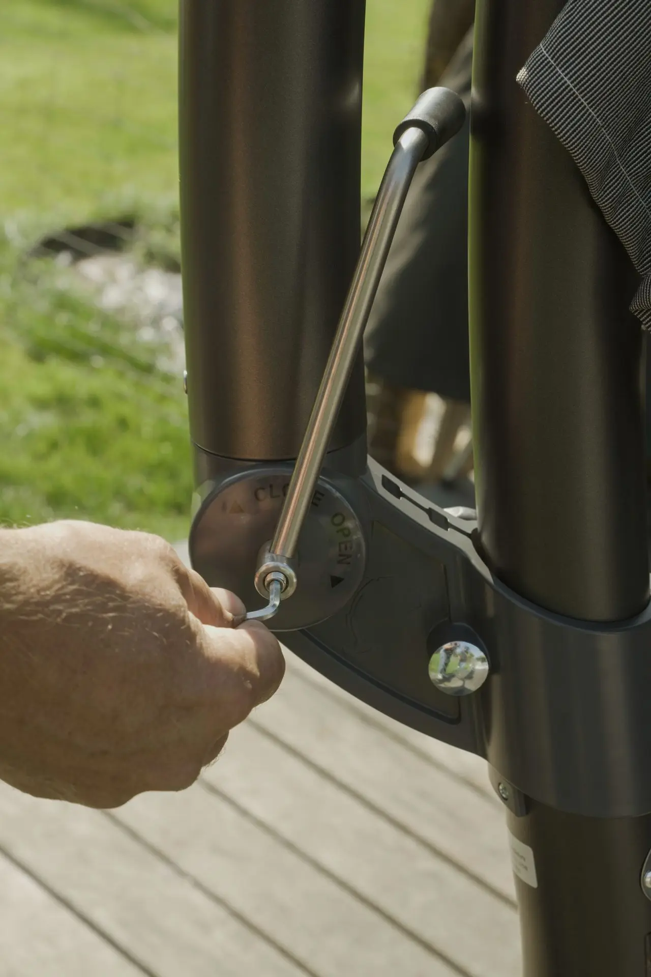 VIGA Crank to open and close parasol with built-in pulley system